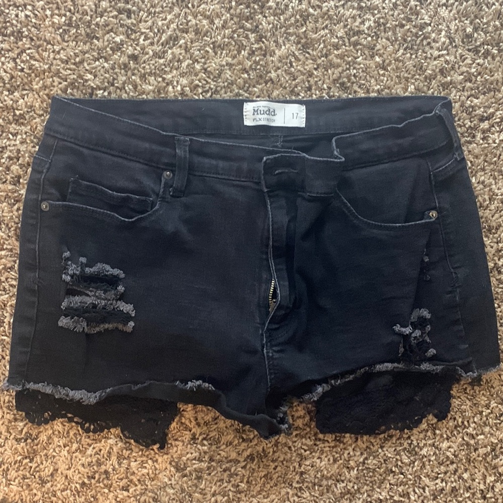 Super cute black shorts, very stretchy!